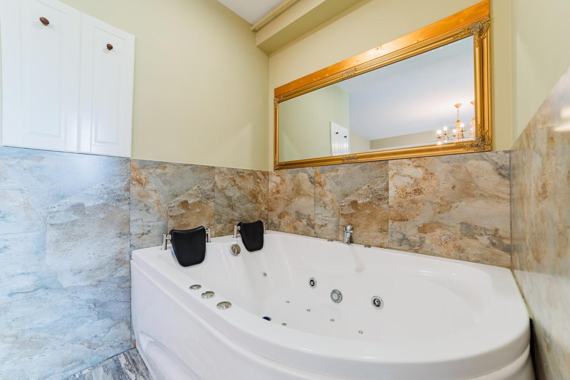 Romantic Jacuzzi Chic Apartment Sinaia Exteriör bild
